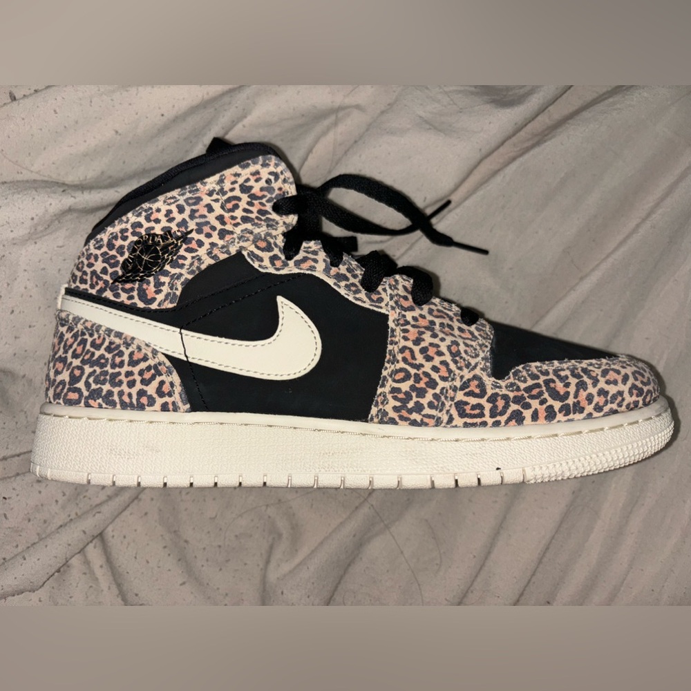 Jordan 1 Mid SE Leopard